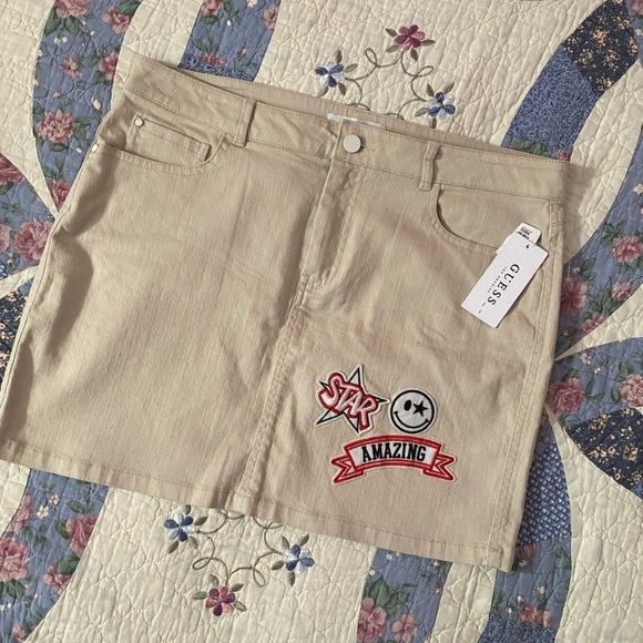 Guess Tan Mini Skirt with Star Patch - Picture 1 of 4